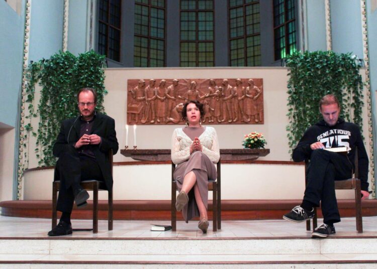 Pastori Kai Sadinmaa vuosi sitten kapitalismikriittisessä Raamattu-illassa yhdessä Anna Kontulan ja Antti Ronkaisen kanssa.