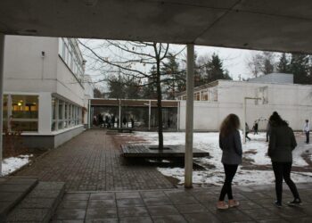 Annika Lapintie muistuttaa, että juuri maksuton koulutus on osaltaan taannut Suomessa hyvinvoinnin nousun sukupolvesta toiseen.