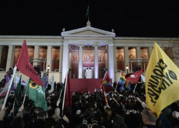 Syrizan kannattajia kuuntelemassa Alexis Tsiprasin voiton puhetta Ateenassa sunnuntaina.
