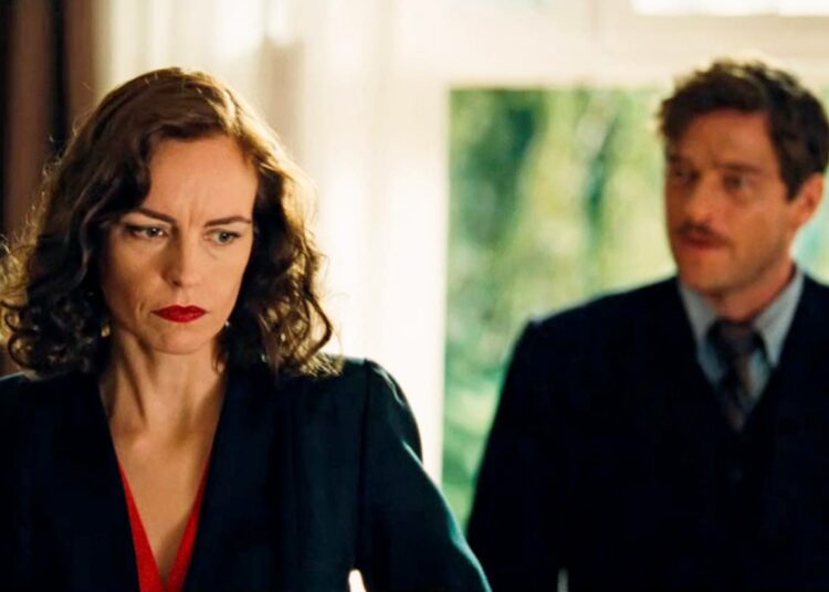 Päähenkilö (Nina Hoss) asianmukaisen vakavana kohtauksessa, jossa taustalla häämöttää ennen niin rakas puoliso (Ronald Zehrfeld).