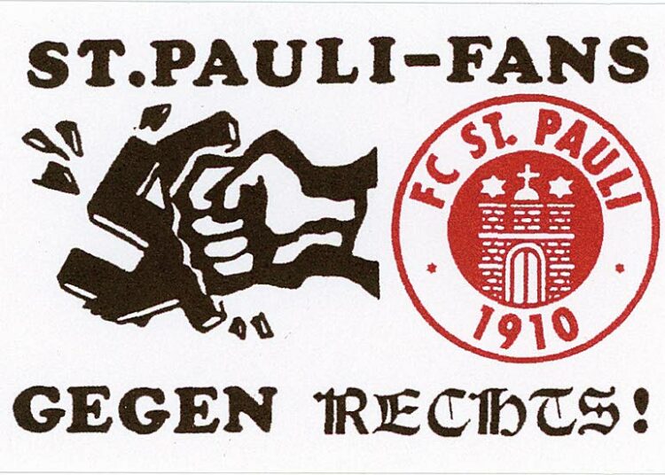 St. Paulin kannattajien tarrassa nyrkki murskaa fasismin kuin SKDL:n vaalimainoksessa vuonna 1945.