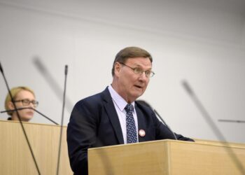 Peruskoulu on ollut koko pitkän koulutuspoliittisen urani ja työni silmäterä, sanoi kansanedustaja Jukka Gustafsson. Hänen mukaansa hallituksen leikkausten takia ryhmäkoot kasvavat rajusti.
