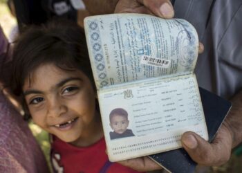 Viisivuotias syyrialainen pakolaislapsi odotti passinsa kanssa marokkolaisessa Nadorin kaupungissa pääsyä rajan yli espanjalaiseen Melillaan.
