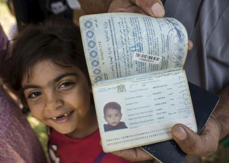Viisivuotias syyrialainen pakolaislapsi odotti passinsa kanssa marokkolaisessa Nadorin kaupungissa pääsyä rajan yli espanjalaiseen Melillaan.