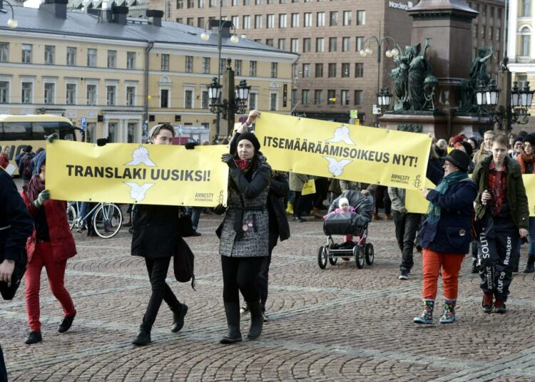 Amnesty järjesti mielenosoituksen itsemääräämisoikeuteen perustuvan translain puolesta Helsingissä perjantaina.