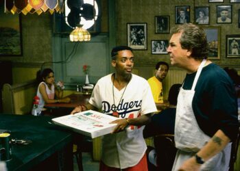 Spike Leen läpimurto-ohjauksessa Salin pizzeria Brooklynissä uhkaa joutua rotumellakan keskipisteeksi. Kuvassa Spike Lee (vas.) ja Danny Aiello.