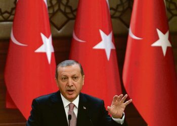 Turkin islamistipresidentti Recep Tayyip Erdogan kiisti jyrkästi väitteet Turkin öljykaupasta terroristijärjestö Isisin kanssa puhuessaan kyläpäälliköiden kokouksessa Ankarassa viime kuussa.