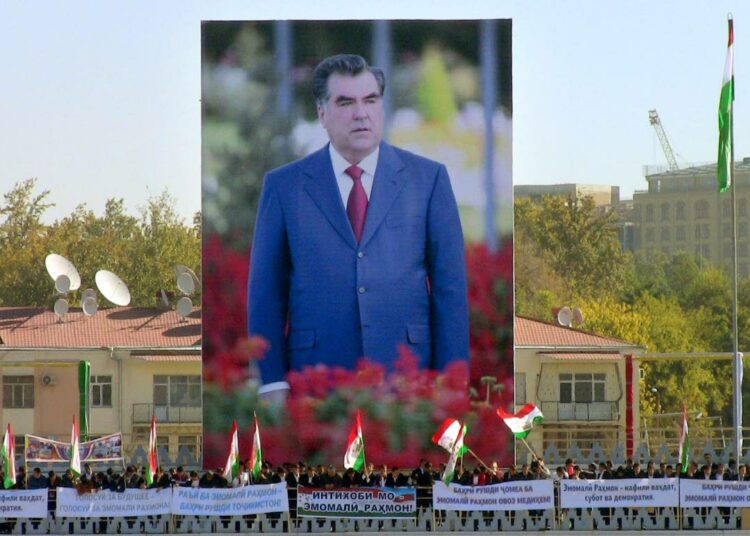 Tadžikistanin presidentin Emomali Rahmonin jättiläismäinen kuva maan pääkaupungissa Dušanbessa, kuvat marraskuulta 2013.