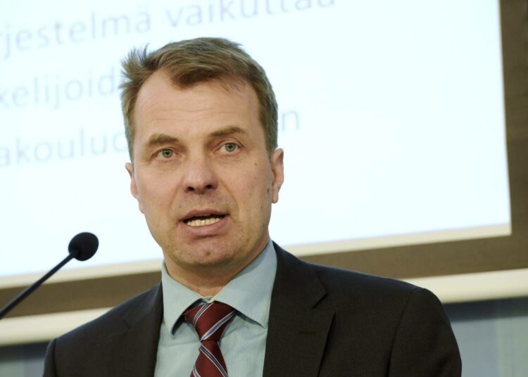 Selvitysmies Roope Uusitalo esittää keskustan mielestä liian suurta leikkausta opintotukeen.