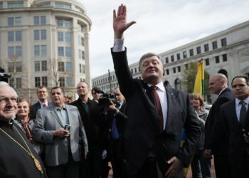 Ukrainan presidentti Petro Porošenko tervehti väkijoukkoa laskettuaan seppeleen nälänhätä Holodomorin muistomerkille Washingtonissa viime viikon torstaina.