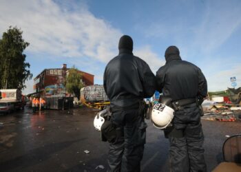Helsingin kaupunginhallitus päätti kesäkuussa 2011 purkaa romanien leirit. Poliisi kutsuttiin häätämään Kalasatamassa sijainnut leiri elokuussa 2011. Talvipakkasilla romanit ovat joutuneet nukkumaan ulkosalla.