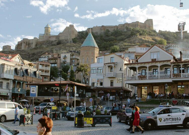 Tbilisin vanhankaupungin eli Kalan iäkkäimmät rakennukset ovat 400-luvulta. Paljon jouduttiin rakentamaan uudelleen vuoden 1795 persialaisten hyökkäyksen jälkeen.