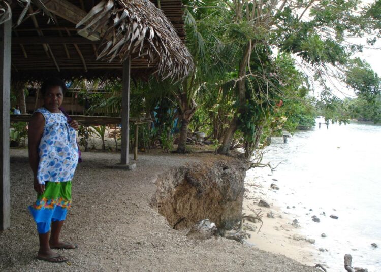 Merenpinnan nousu aiheuttaa eroosiota Papua-Uudessa-Guinessa, kuten muuallakin Tyynenmeren saarilla. Riskialueilla sijaitsevien rakennusten siirtäminen turvaan maksaisi miljardeja.