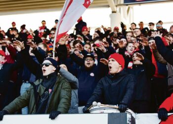 Futis Suomessa on melkoisen huono bisnes. Kuvassa HIFK:n fanikatsomoa.