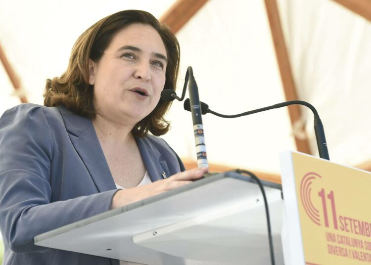 Barcelonan vasemmistolainen pormestari Ada Colau puhumassa Katalonian kansallispäivänä 11. syyskuuta.