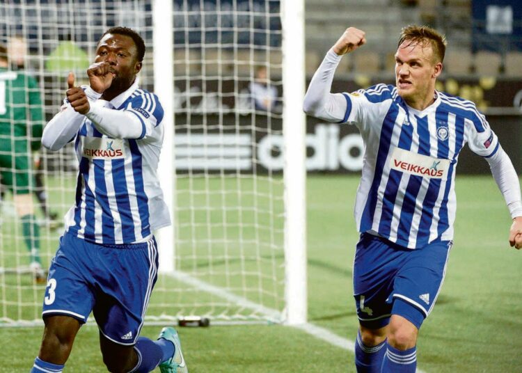 HJK veti viime kaudella otteluihin eniten katsojia, keskimäärin 4 800. Luku on kuitenkin vaatimaton verrattuna esimerkiksi muihin Pohjoismaihin. Kuvassa HJK:n Gideon Baah ja Mika Väyrynen.