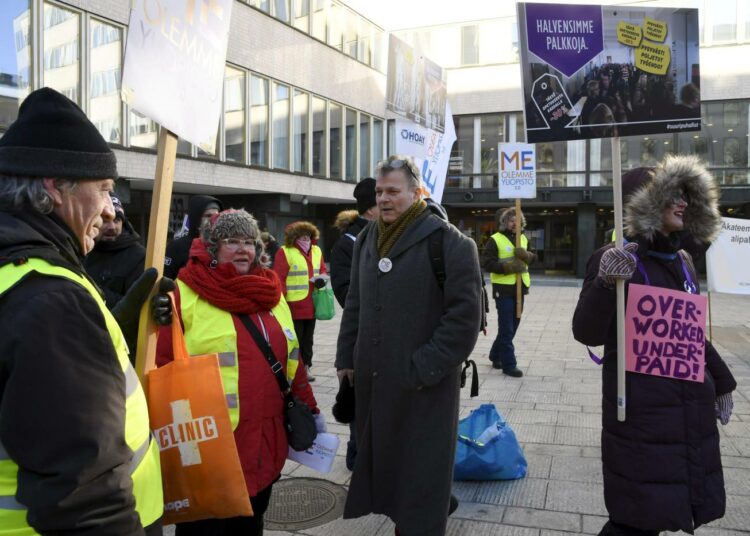 Teivo Teivainen on yksi historialliseen lakkoon osallistuvista professoreista.