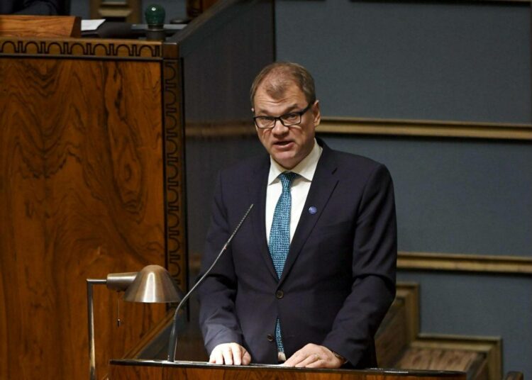 Turun Teollisuustyöväen ammattiosasto ry 49 vaatii hallitusta perumaan irtisanomissuojan heikennykset. Pääministeri Juha Sipilä pitämässä puheenvuoroa eduskunnan täysistunnossa. Kuva syksyltä 2017.