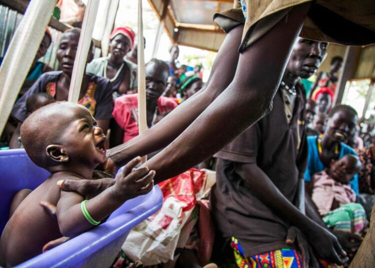 Aliravittua lasta punnitaan Bahr el Ghazalin alueella Etelä-Sudanissa.