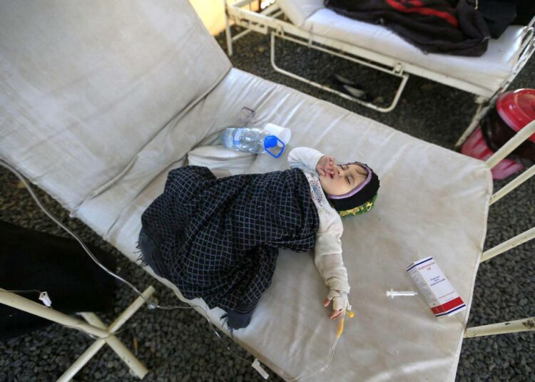 Koleraa sairastava lapsi Jemenin pääkaupungissa Sanaassa.