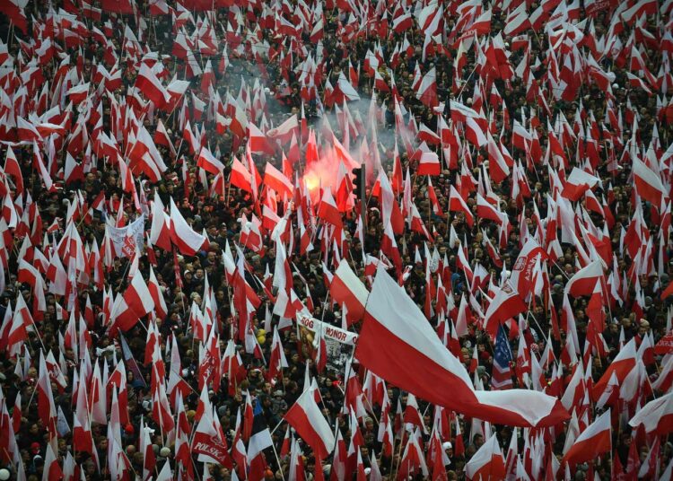 Itsenäisyyspäivän marssiin Varsovassa osallistui 200¿000 ihmistä.