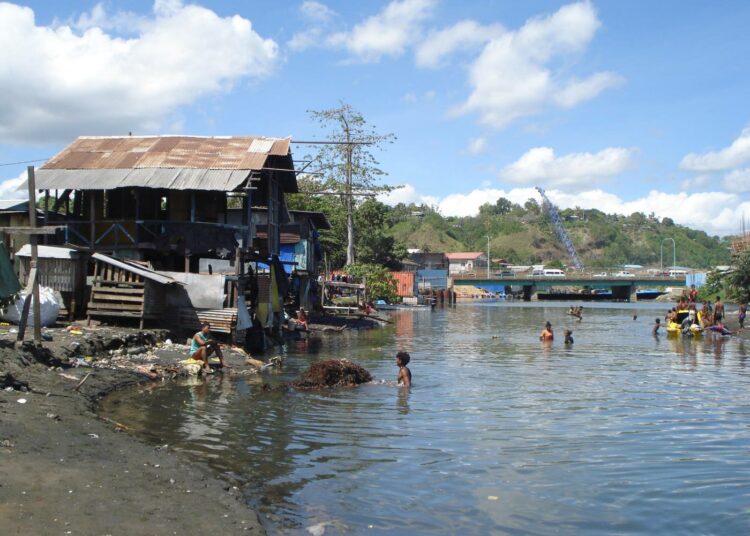 Salomonsaarten pääkaupungin Honiaran hökkelislummit saastuttavat vesistöjä.
