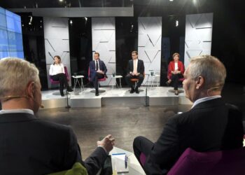 Vihreiden Pekka Haavisto (vas.), vasemmistoliiton Li Andersson, kokoomuksen Petteri Orpo, keskustan Juha Sipilä, RKP:n Anna-Maja Henriksson ja SDP:n Antti Rinne (oik.) Ylen ensimmäisessä puheenjohtajatentissä torstaina.