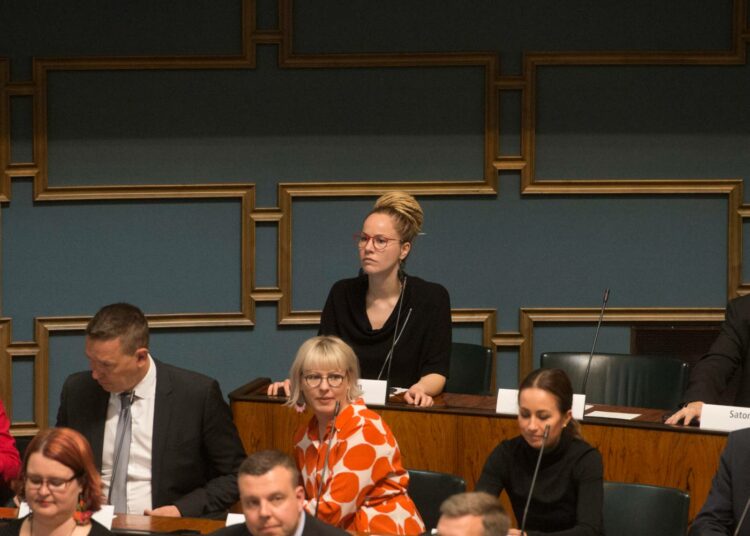 Hanna Sarkkinen (takarivissä) tekee Paavo Arhinmäen mielestä palveluksen vasemmistoliitolle, kun on valmis osallistumaan keskusteluihin eurooppalaisesta politiikasta heti raskaiden eduskuntavaalien jälkeen.