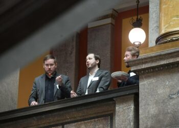 Hallitusneuvottelijoille tulee nyt paljon ohjeita. Kuvassa vasemmistoliiton ryhmäavustajat Juho Orjala ja Mikko Aarnio sekä tiedottaja Perttu Iso-Markku ruokatauolla Säätytalossa.