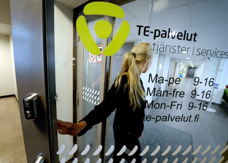 Mistä 60 000 ihmistä nykyistä enemmän töihin? Hallitus tekee ensimmäisiä päätöksiä tällä viikolla.