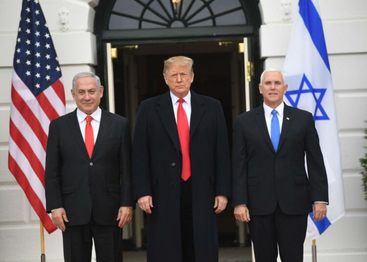Varapresidentti Mike Pencellä (oik.) on läheiset yhteydet uskonnolliseen oikeistoon. Kuvassa Pence yhdessä Israelin pääministerin Benjamin Netanjahun ja presidentti Donald Trumpin kanssa.
