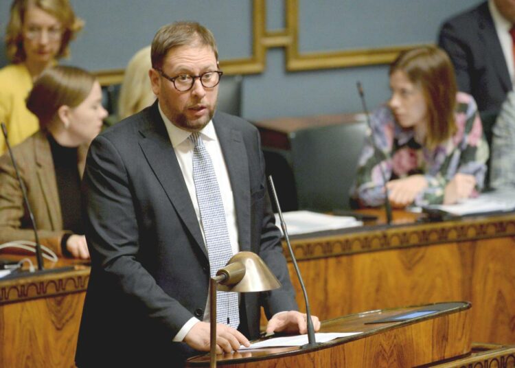 Koronaviruksen leviämisen vuoksi tehtävien toimenpiteiden tulee perustua asiantuntijoiden lausuntoihin, sanoo Paavo Arhinmäki.