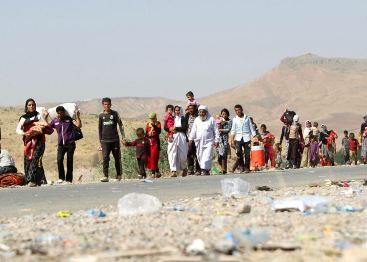 Jesidipakolaisia ylittämässä Irakin ja Syyrian rajaa elokuussa 2014.