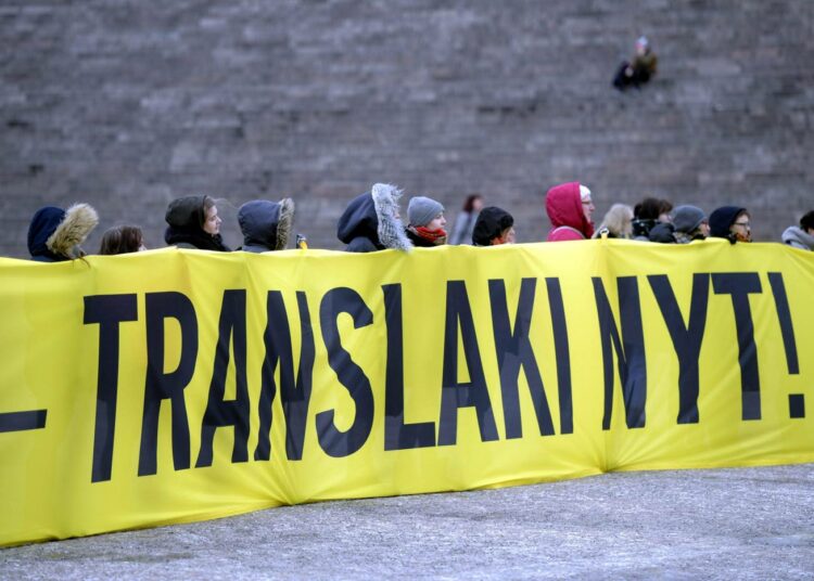 Senaatintorilla Helsingissä järjestettiin mielenilmaus translain uudistuksen puolesta 23. maaliskuuta 2018.