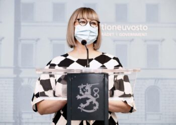 Sosiaali- ja terveysministeri Aino-Kaisa Pekonen kehottaa ennen leikkausesityksiä kysymään, onko kaikki voitava tehty työelämässä mukana olevien ihmisten jaksamisen ja mielenterveyden eteen.