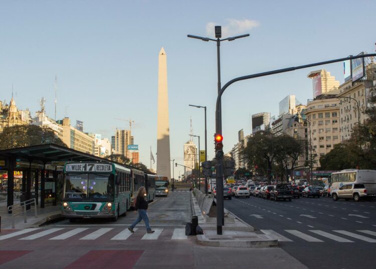 Liikenne on Argentiinan suurin yksittäinen kasvihuonekaasujen tuottaja, se vastaa noin kolmanneksesta päästöistä. Biopolttoaineen sekoittaminen bensiiniin ja dieseliin on laskenut päästöjä, mutta nyt sekoitussuhdetta ollaan muuttamassa. Kuvassa katunäkymä Buenos Airesista.