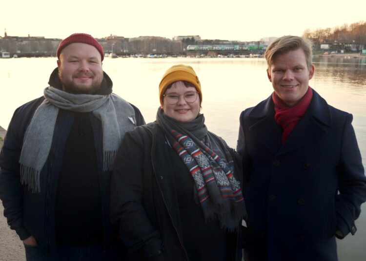 Vasemmisto-opiskelijoiden uusi puheenjohtaja Selmi Holopainen (keskellä) sekä uudet varapuheenjohtajat Ilmari Immonen ja Aku Houttu.