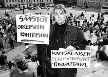 Vallila-aktivisti Pauliina Kaarakka mielenosoituksessa.