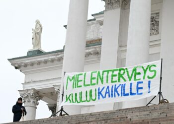 Kuva on Mielenterveys kuuluu kaikille -mielenosoituksesta Helsingin Senaatintorilta 9. maaliskuuta.