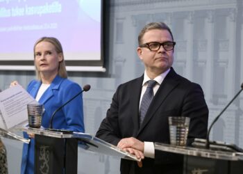 Valtiovarainministeri Riikka Purra (ps) ja pääministeri Petteri Orpo (kok).