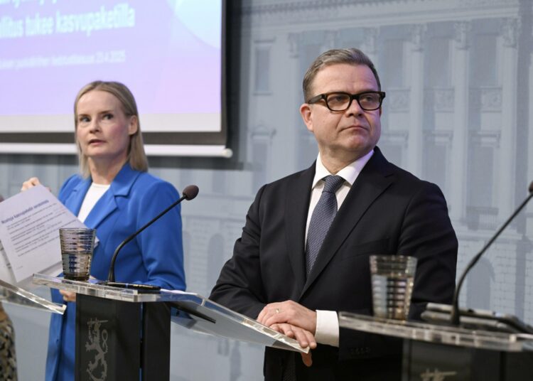 Valtiovarainministeri Riikka Purra (ps) ja pääministeri Petteri Orpo (kok).
