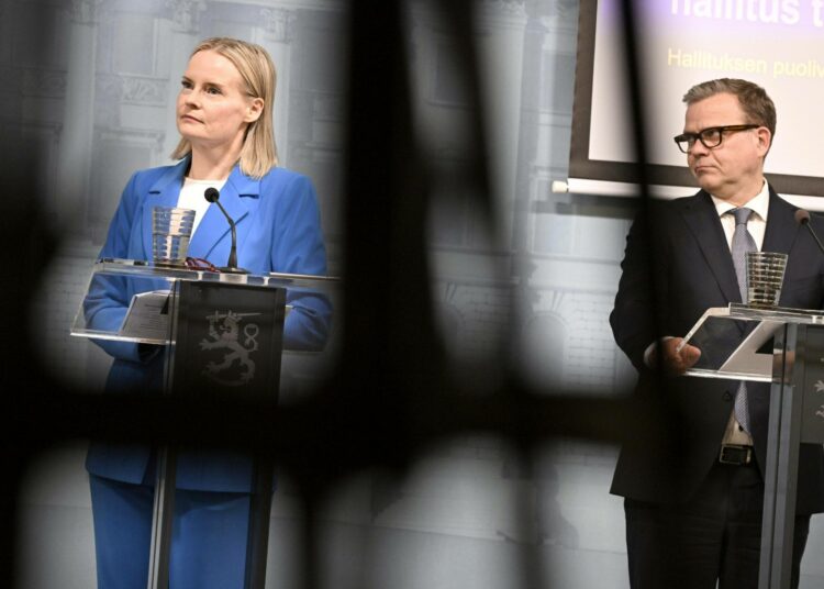 Valtiovarainministeri Riikka Purra ja pääministeri Petteri Orpo hallituksen kehysriihineuvotteluiden tiedotustilaisuudessa Helsingissä 23. huhtikuuta.