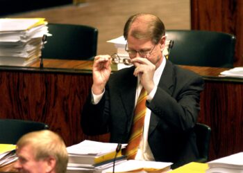 Jaakko Laakso eduskunnan täysistunnossa joulukuussa 2004. Hän toimi kansanedustajana 20 vuotta, mutta ei kuvaa muistelmissaan ollenkaan aikaansa vasemmistoliiton eduskuntaryhmän jäsenenä.