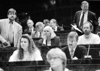 Puoluevaltuuston ja eduskuntaryhmän yhteiskokous kesti 12.4.1995 seitsemän tuntia. Äänin 47–25 vasemmistoliitto päätti osallistua hallitukseen ja katkaista 12 vuotta kestäneen oppositioputken.