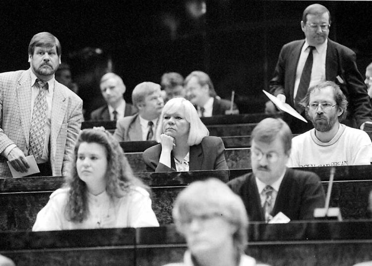 Puoluevaltuuston ja eduskuntaryhmän yhteiskokous kesti 12.4.1995 seitsemän tuntia. Äänin 47–25 vasemmistoliitto päätti osallistua hallitukseen ja katkaista 12 vuotta kestäneen oppositioputken.