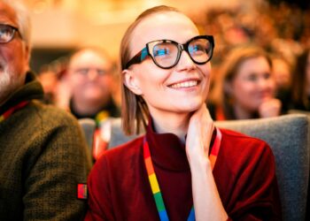 Vasemmistoliiton puheenjohtaja Minja Koskelalla on syytä hymyyn. Puolueen kannatus on korkeimmillaan 20 vuoteen.