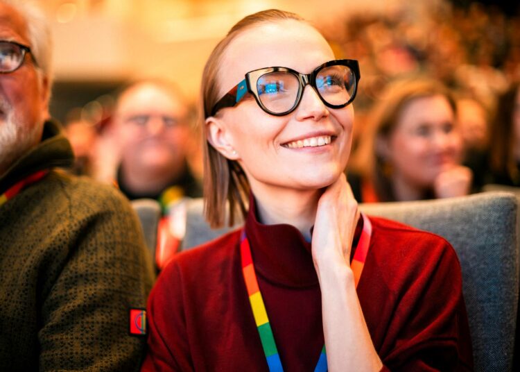 Vasemmistoliiton puheenjohtaja Minja Koskelalla on syytä hymyyn. Puolueen kannatus on korkeimmillaan 20 vuoteen.