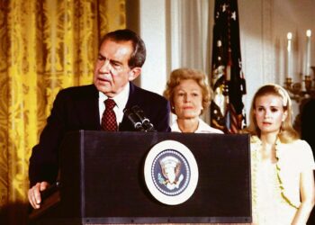 Presidentti Richard Nixon jättämässä hyvästejä Valkoisen talon henkilökunnalle elokuussa 1974, jolloin hän oli joutunut eroamaan virastaan Watergate-skandaalin takia. Tällä viikolla julkistetut nauhoitukset tehtiin puolitoista vuotta aikaisemmin.
