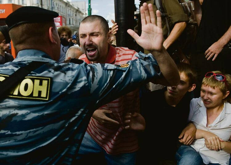 Brittiläisen turvallisuusraportin mukaan Venäjä aiheuttaa naapurimailleen monenlaista haittaa. Heinäkuun lopussa venäläiset mellakkapoliisit hajottivat laittoman mielenosoituksen, joka vastusti Kremlin politiikkaa.