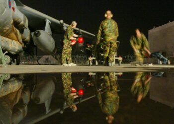 Brittisotilaita valmistelemassa kuwaitilaisessa tukikohdassa taistelukonetta pommituslennolle Irakiin 21. maaliskuuta 2003, sodan toisena päivänä.